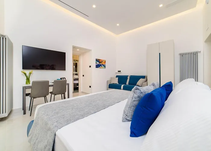 Cloister בית הארחה